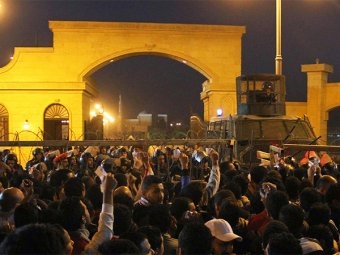 В результате беспорядков на стадионе в Каире погибло не менее 30 человек